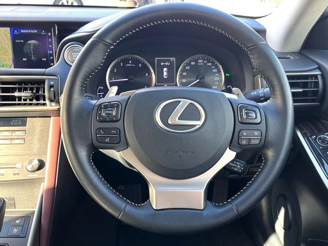 TOYOTA LEXUS IS300 2018 Image 31