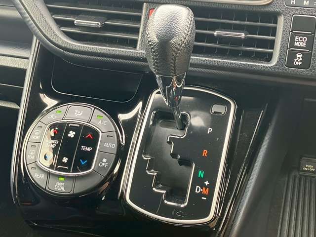 TOYOTA VOXY 2016 Image 31