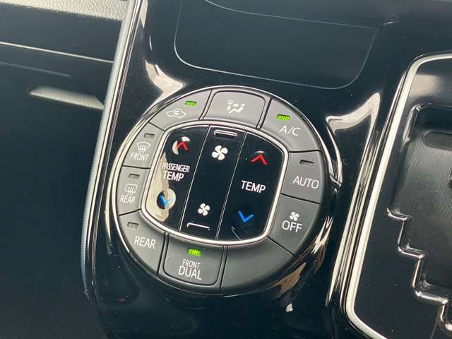 TOYOTA VOXY 2016 Image 31