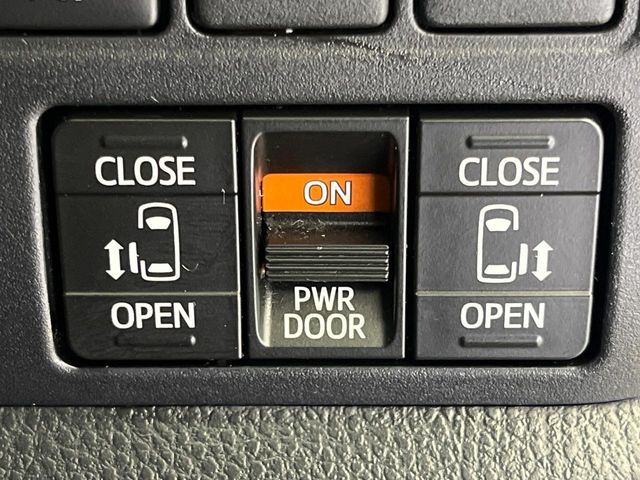 TOYOTA VOXY 2018 Image 31