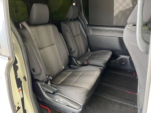 TOYOTA VOXY 2018 Image 31