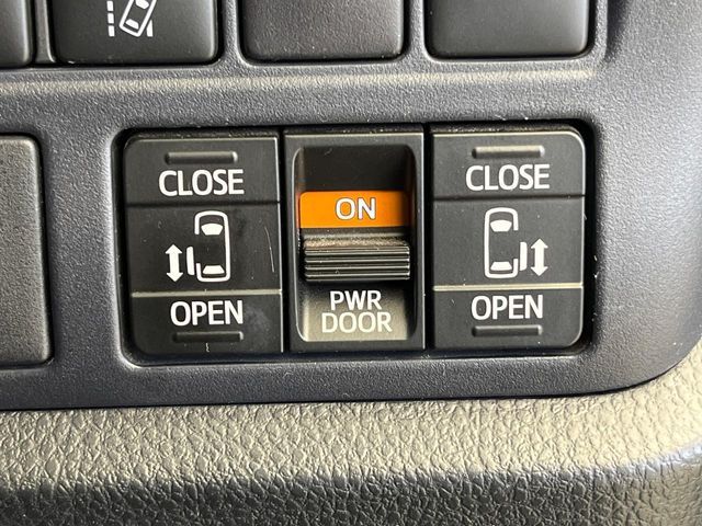 TOYOTA VOXY HYBRID 2017 Image 31