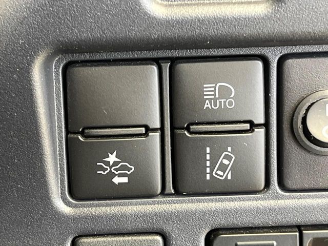 TOYOTA VOXY HYBRID 2017 Image 31