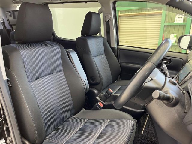 TOYOTA VOXY HYBRID 2017 Image 31