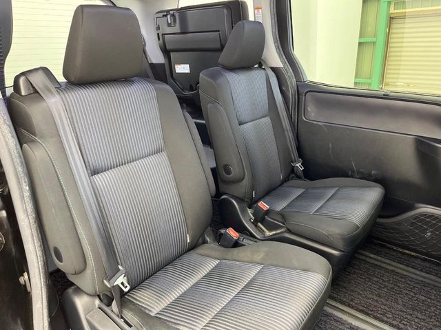 TOYOTA VOXY HYBRID 2017 Image 31