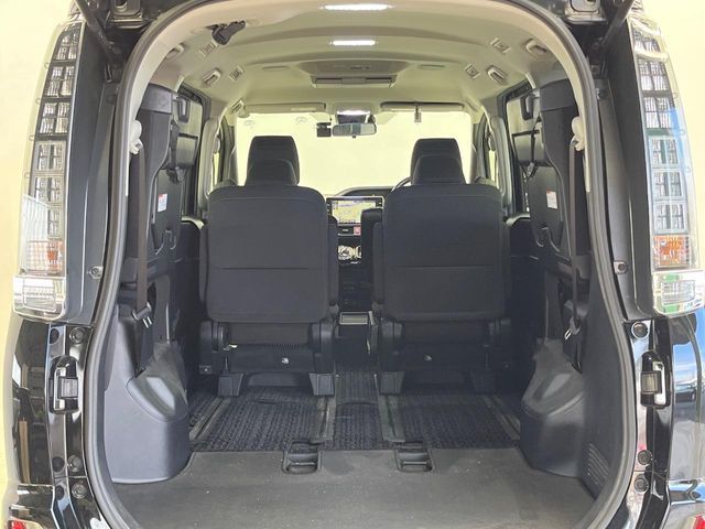 TOYOTA VOXY HYBRID 2017 Image 31