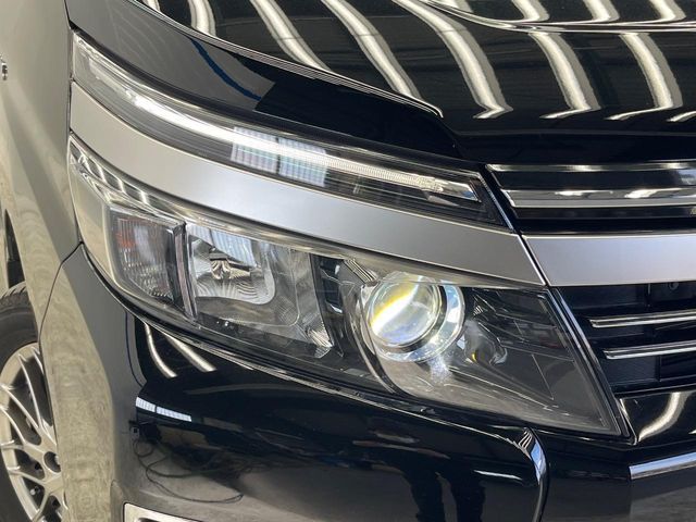 TOYOTA VOXY HYBRID 2017 Image 31