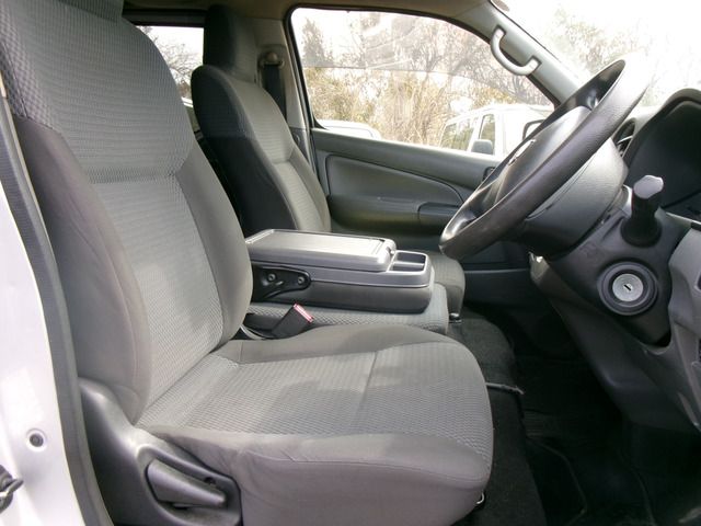 NISSAN NV350 CARAVAN 4WD 2016 Image 31