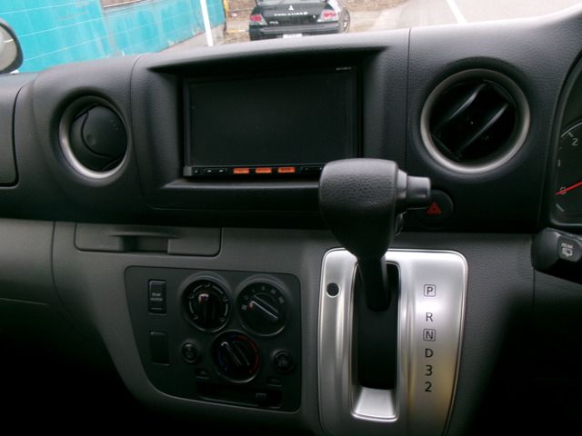 NISSAN NV350 CARAVAN 4WD 2016 Image 31