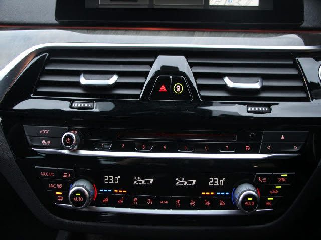 BMW 5SERIES SEDAN 2017 Image 31