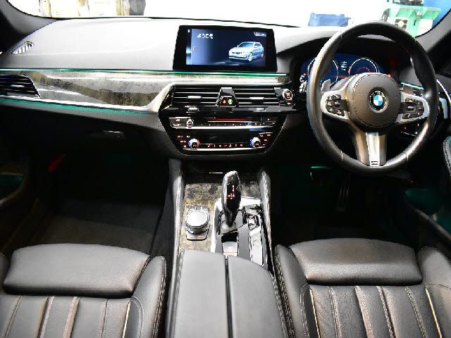 BMW 5SERIES TOURING 2018 Image 31