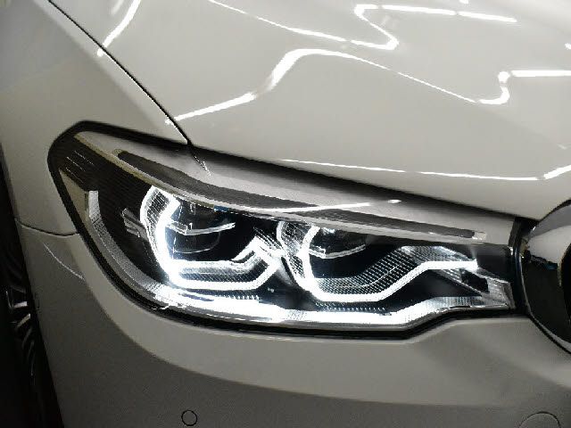 BMW 5SERIES TOURING 2018 Image 31