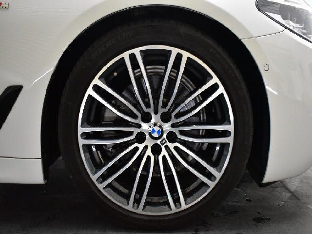 BMW 5SERIES TOURING 2018 Image 31