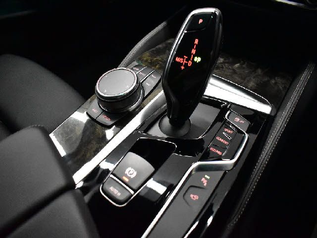 BMW 5SERIES TOURING 2018 Image 31