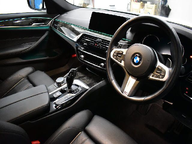 BMW 5SERIES TOURING 2018 Image 31