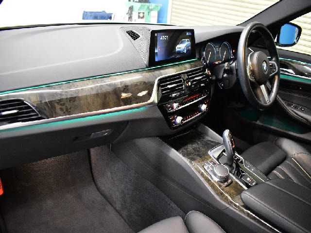 BMW 5SERIES TOURING 2018 Image 31