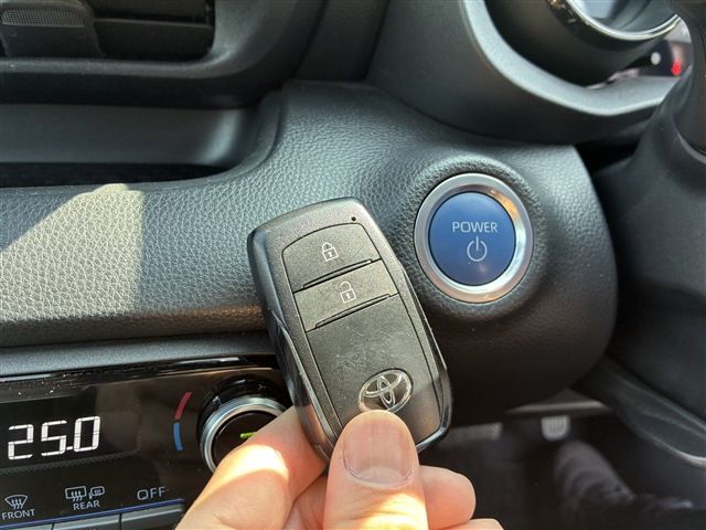 TOYOTA YARIS HYBRID 2023 Image 31