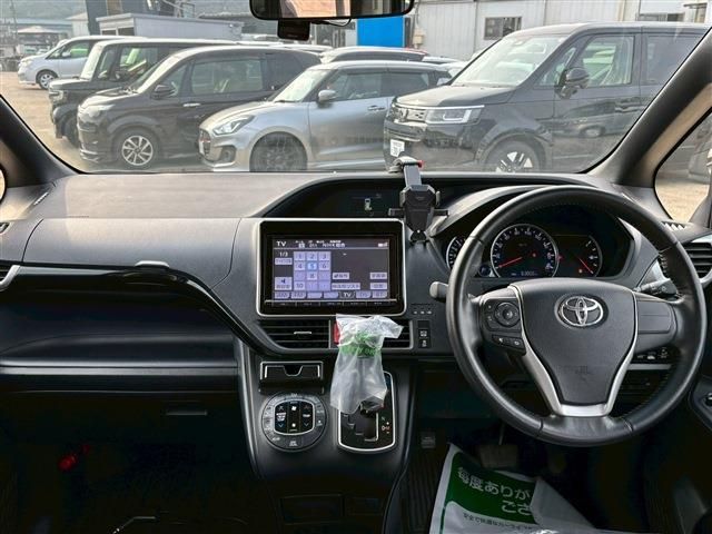 TOYOTA VOXY 2014 Image 31