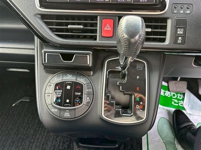 TOYOTA VOXY 2014 Image 31