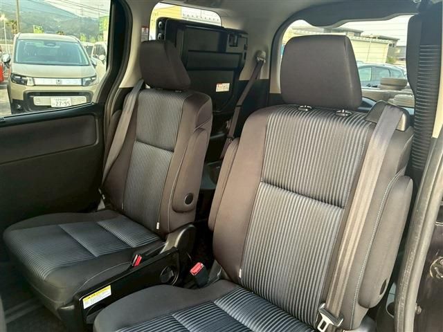 TOYOTA NOAH 2016 Image 31