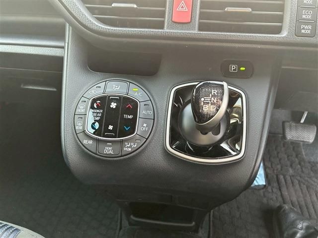 TOYOTA NOAH 2016 Image 31