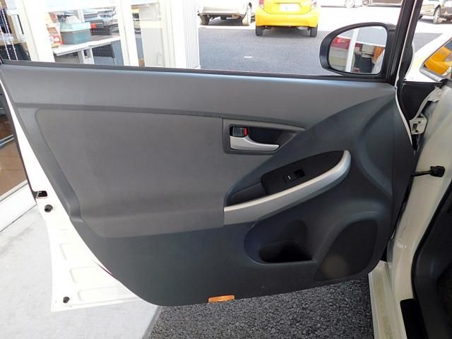 TOYOTA PRIUS 2011 Image 31