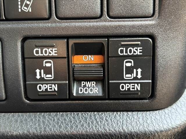 TOYOTA VOXY 2018 Image 31