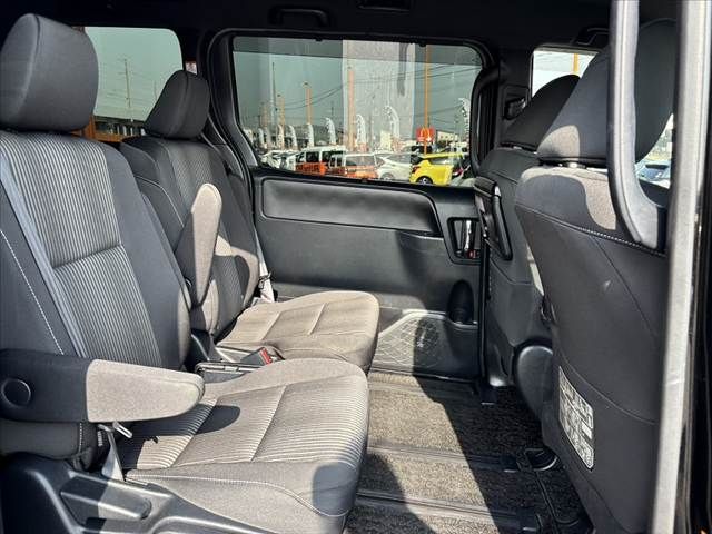 TOYOTA VOXY 2018 Image 31