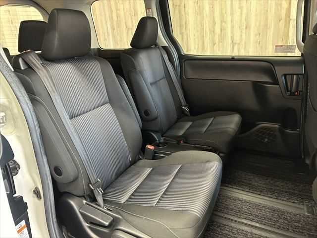 TOYOTA VOXY 2017 Image 31