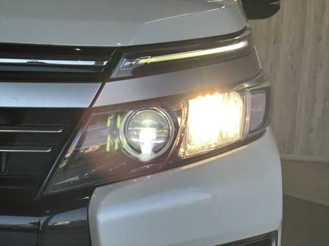 TOYOTA VOXY 2017 Image 31