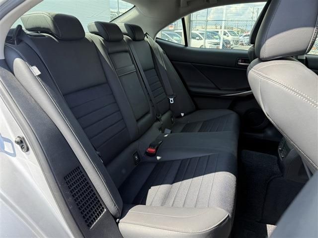 TOYOTA LEXUS IS300H 2017 Image 31