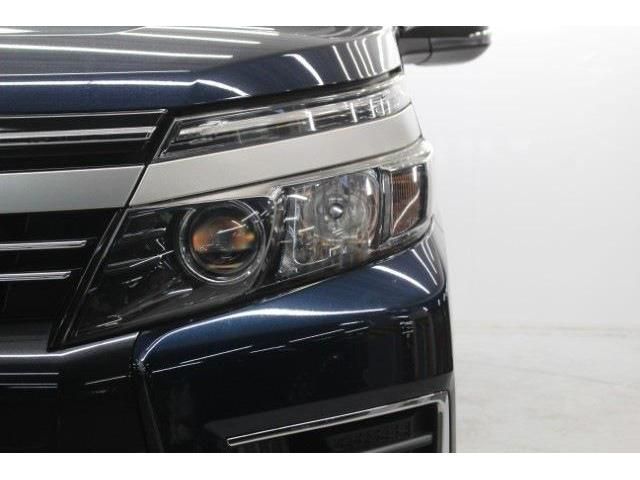 TOYOTA VOXY 2016 Image 31