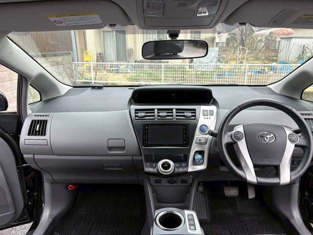 TOYOTA PRIUS ALPHA 2011 Image 31