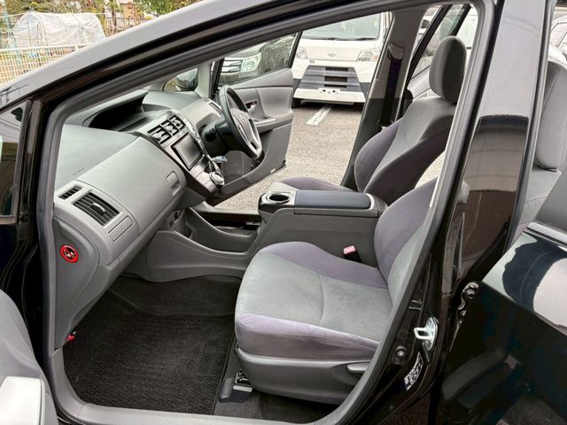 TOYOTA PRIUS ALPHA 2011 Image 31