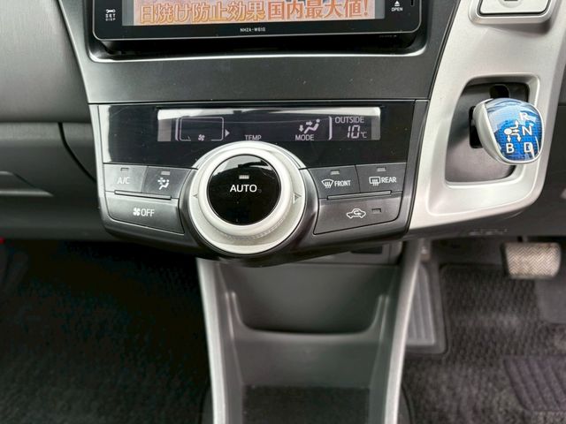 TOYOTA PRIUS ALPHA 2011 Image 31