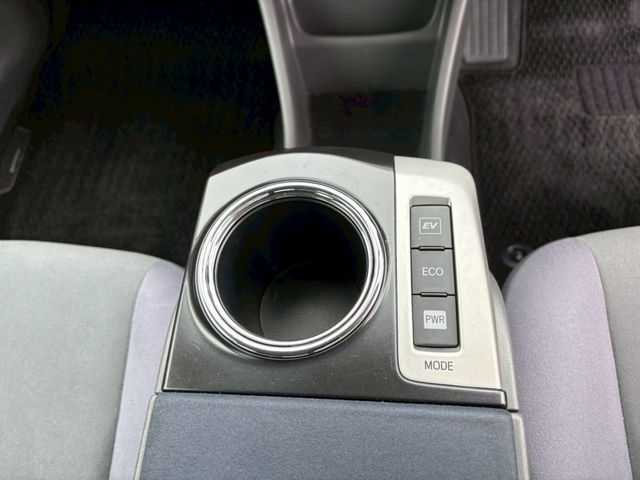 TOYOTA PRIUS ALPHA 2011 Image 31