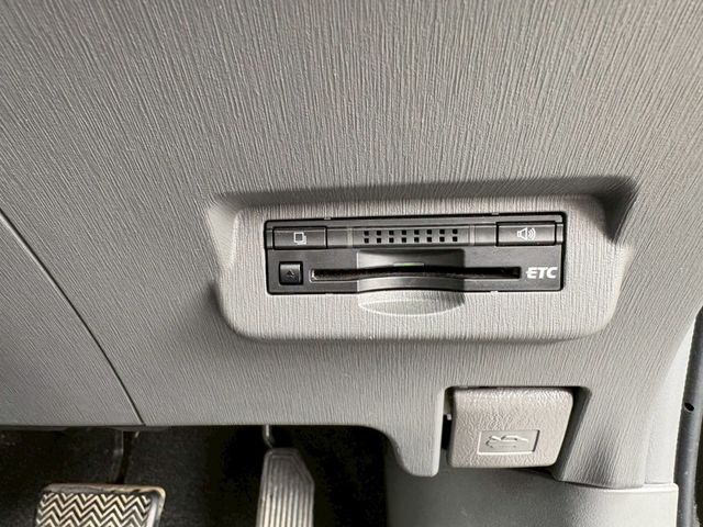 TOYOTA PRIUS ALPHA 2011 Image 31