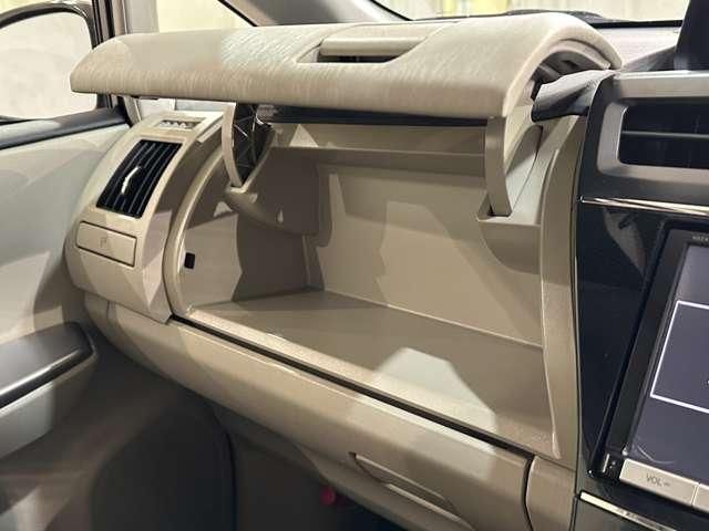 TOYOTA PRIUS ALPHA 2015 Image 31