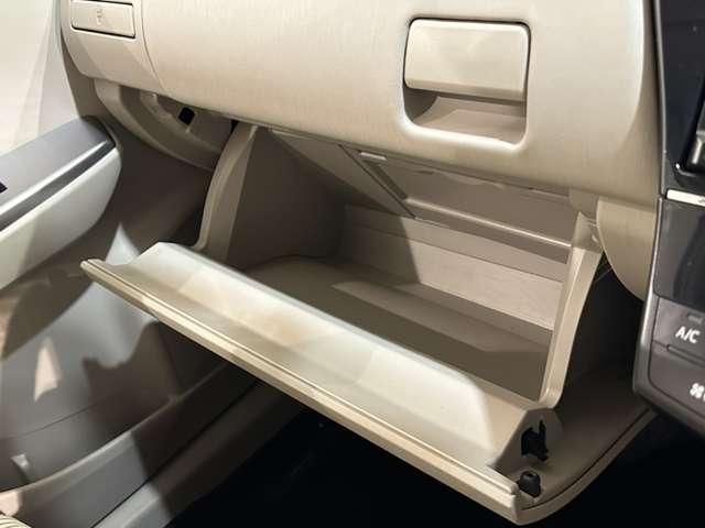 TOYOTA PRIUS ALPHA 2015 Image 31