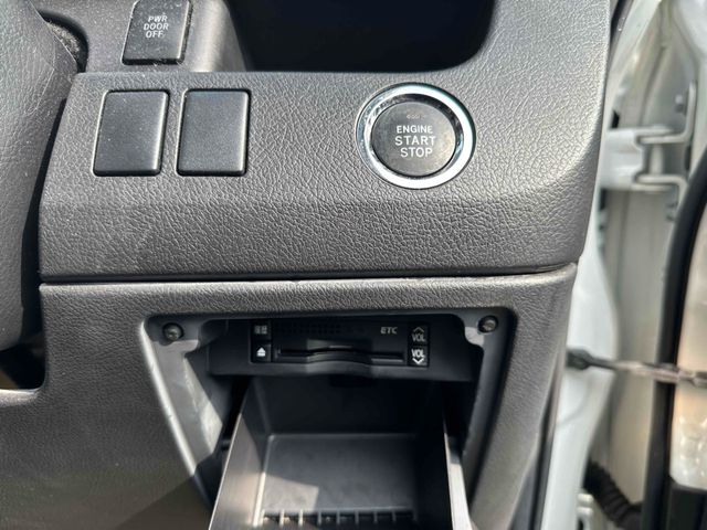 TOYOTA VOXY 2010 Image 31