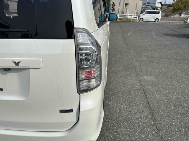 TOYOTA VOXY 2010 Image 31