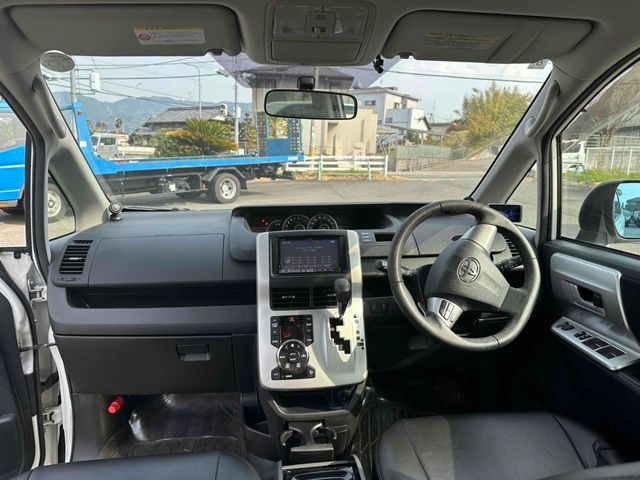 TOYOTA VOXY 2010 Image 31