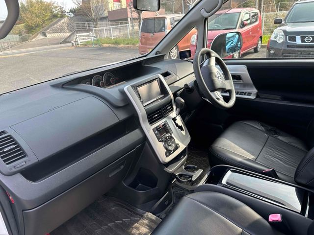 TOYOTA VOXY 2010 Image 31