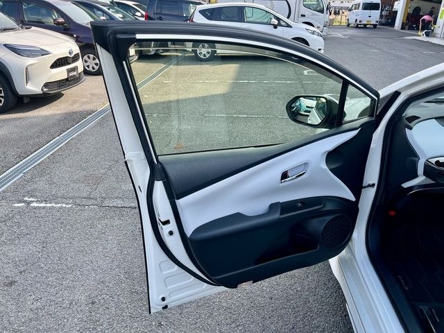 TOYOTA PRIUS 2017 Image 31