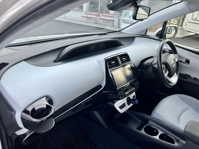 TOYOTA PRIUS 2017 Image 31