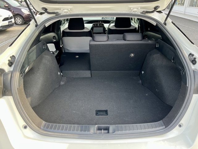 TOYOTA PRIUS 2017 Image 31