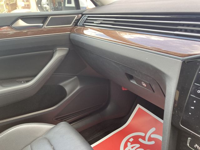 VOLKSWAGEN PASSAT SE 2019 Image 31