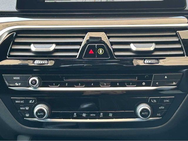 BMW 5SERIES TOURING 2018 Image 31