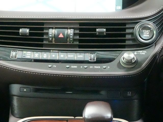 TOYOTA LEXUS LS500 2019 Image 31