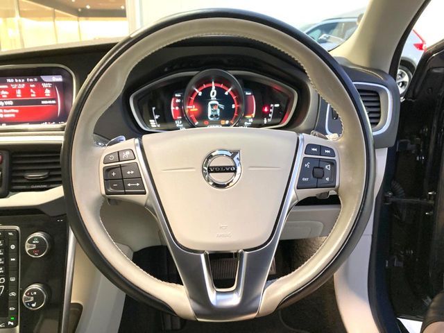 VOLVO V40 2019 Image 31